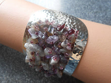 Load image into Gallery viewer, AMETHYST CHIP SILVER METAL HEALING BRACELET.